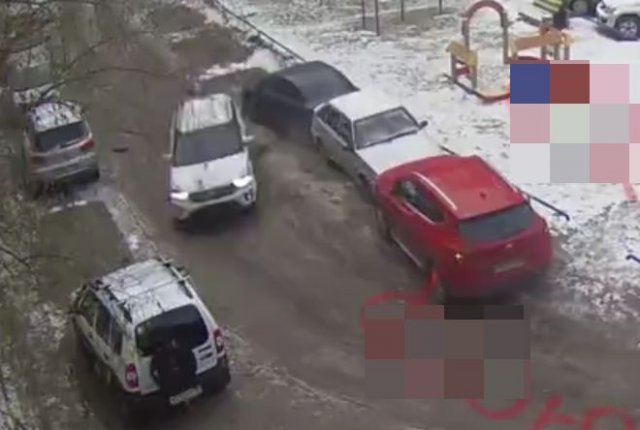 Девушка перепутала газ с тормозом во время парковки автомобиля