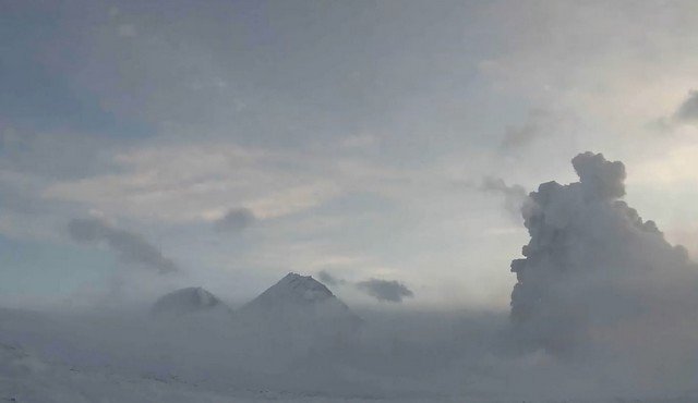 Извержение вулкана с выбросом пепла на высоту около 10 километров на Камчатке