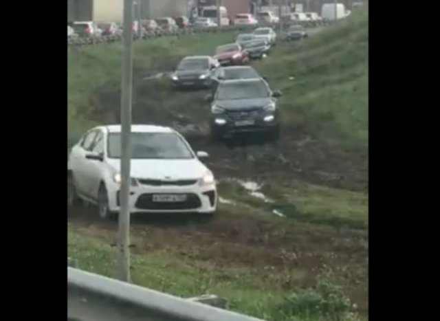 Нетерпеливые водители пытаются объехать пробку в Домодедово