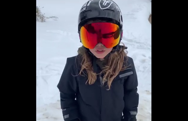 10-летняя девочка выполняет довольно сложные трюки на лыжах