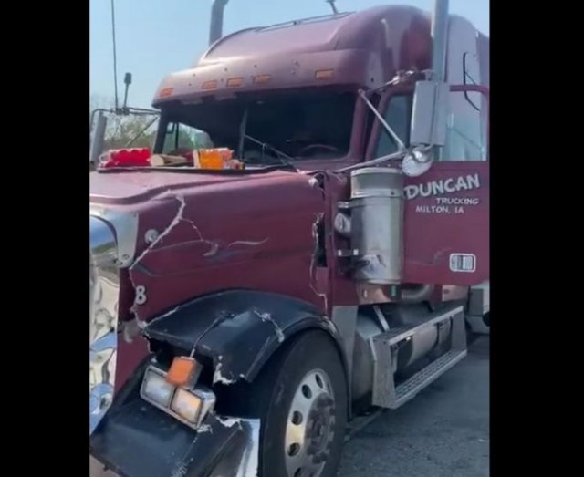 Груз пробил кабину водителя грузовика после резкого торможения