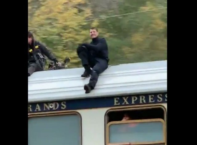 В Норвегии парни заметили Тома Круза, едущего на крыше поезда