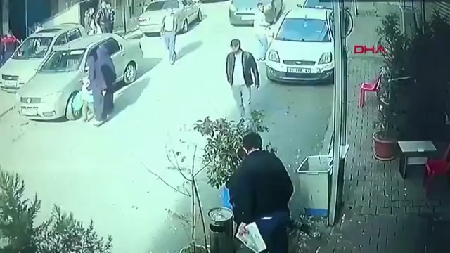 В Турции мужчина ушел в нокаут лишился нескольких зубов из-за открывшейся дверцы