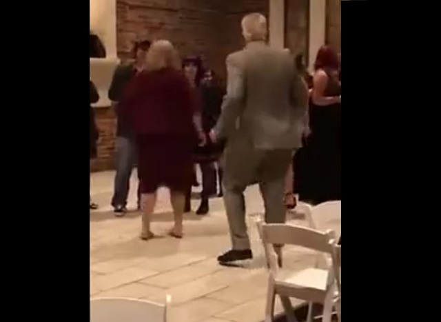 Дедуля отлично танцует на вечеринке
