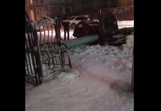Во Владивостоке столб упал на припаркованную машину