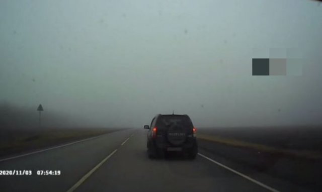 Водитель грузовика решил совершить обгон во время сильного тумана