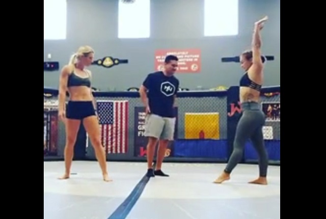 Девушки-бойцы MMA показывают эффектный трюк