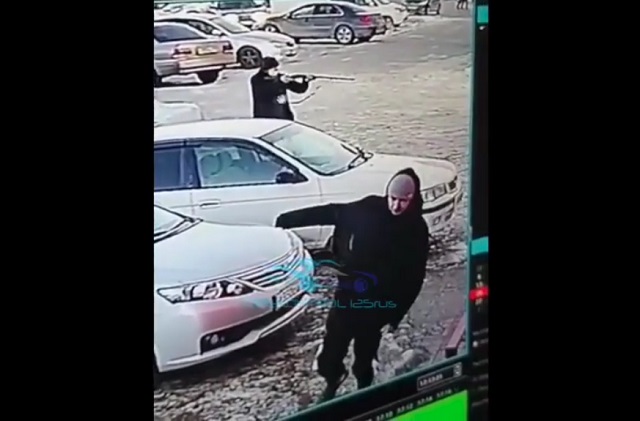 Во Владивостоке мужчина несколько раз выстрелил из ружья в ларек с шаурмой