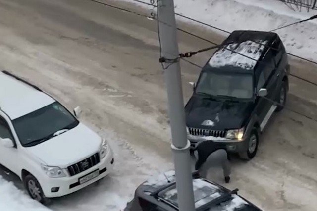 В Новосибирске мужчина оттащил автомобиль, который мешал ему проехать