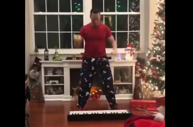Эффектное жонглирование в рождественском стиле