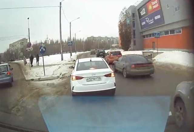 В Воронеже водитель жестко проучил воспитателя на белом Hyundai