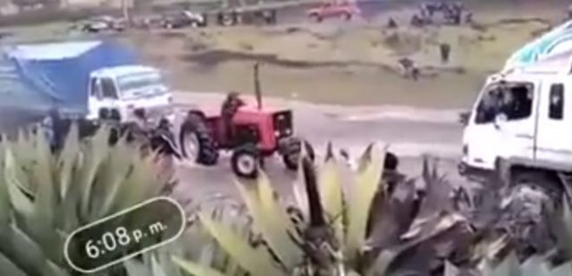 Неудачная попытка сорвать грузовик с места с помощью трактора