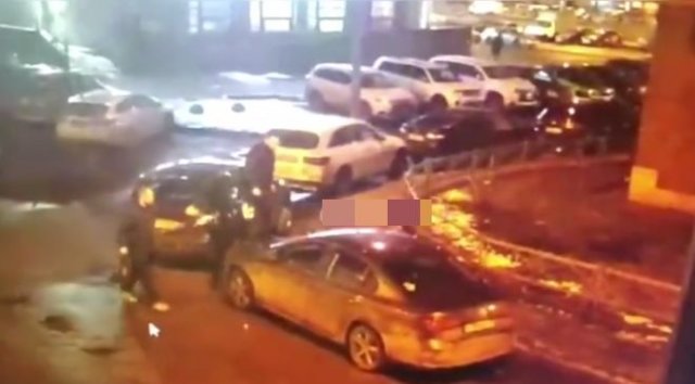 В одном из дворов Санкт-Петербурга пьяный неадекват прошелся по крыше автомобиля