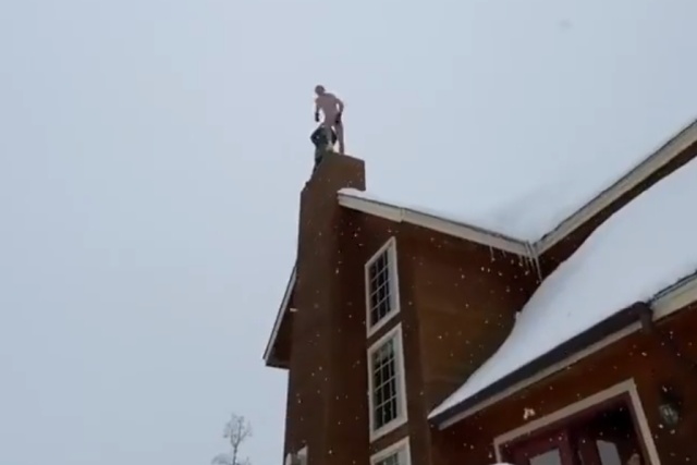Прыжок в снег с крыши дома