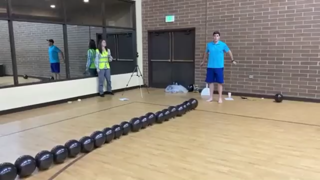 Мировой рекорд по скоростному уничтожению шариков