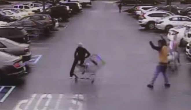 Прохожий помог полицейскому задержать преступника с помощью магазинной тележки