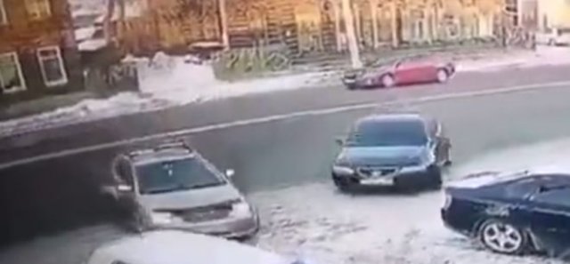 Два водителя одновременно решили заехать на парковочное место