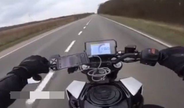 Любитель быстрой езды на мотоцикле встретил коллег