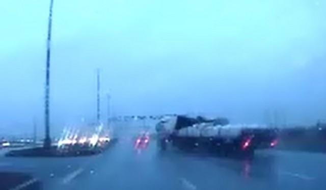 В Санкт-Петербурге водитель грузовика крайне неудачно развернулся на дороге