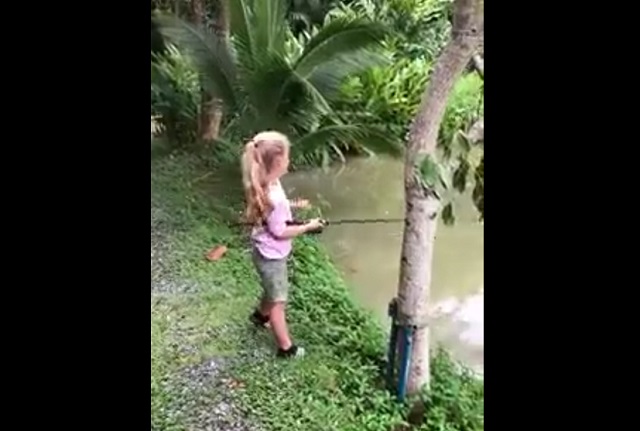 Девочка умудрилась вытянуть довольно крупную рыбу