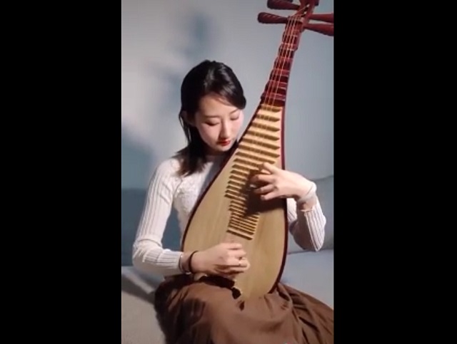 Классное исполнение музыки от китайской девушки