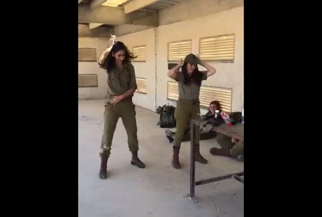 Как развлекаются девушки в израильской армии