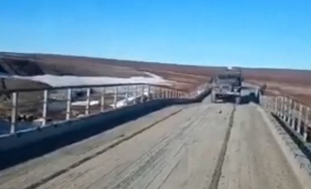 Обрушение моста на трассе в Ямале
