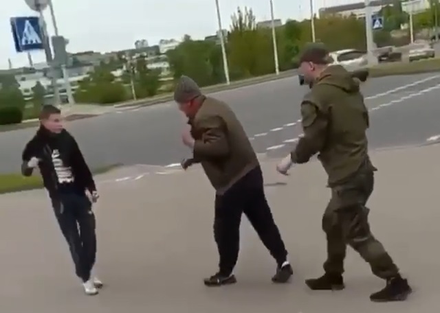 В Минске двое мужчин хотели избить подростка, но что-то пошло не так