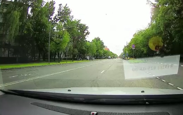В Москве пешехода сбила машина, но тот не обратил на это никакого внимания