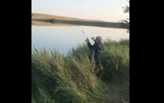Забавный розыгрыш дедушки во время рыбалки