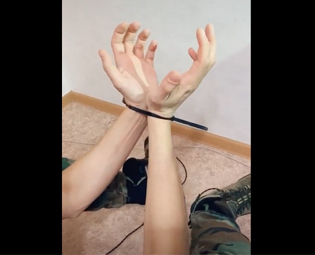 Как освободить руки от пластиковой стяжки с помощью шнурков