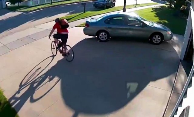 Велосипедист не заметил припаркованный автомобиль