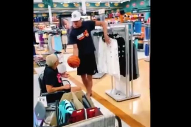 Женщина показала мастерство владения баскетбольным мячом прямо в магазине
