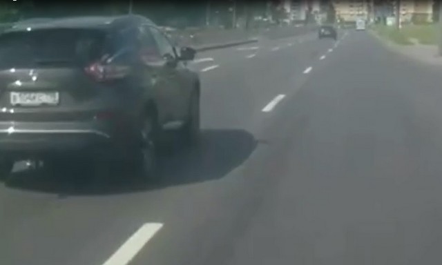 Водитель пытался выровнять свою машину, но что-то пошло не так