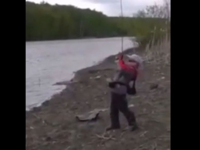 Паренек, который ловит рыбу не хуже некоторых профи
