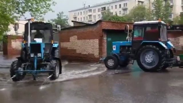 Мойка московских улиц во время дождя