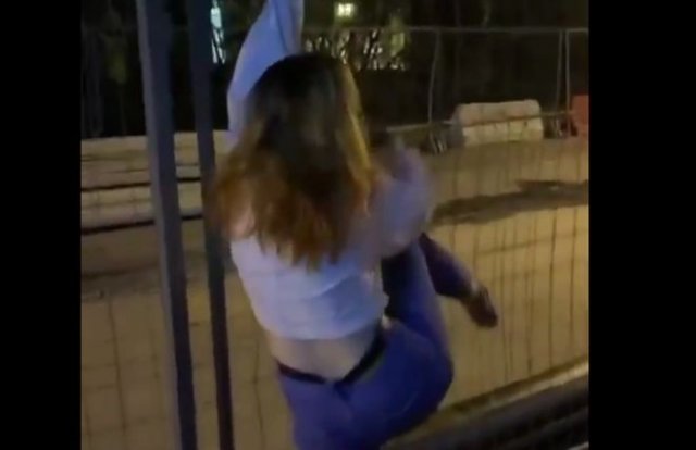 Неудачная попытка девушки перелезть через забор
