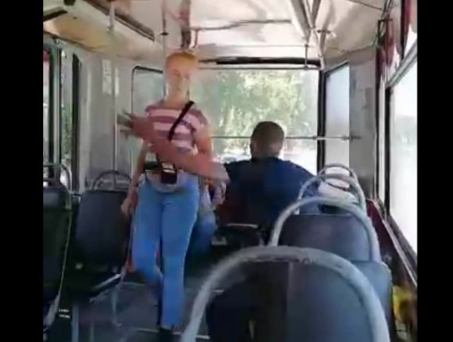 Девушка-кондуктор против пьяного пассажира трамвая в Новокузнецке