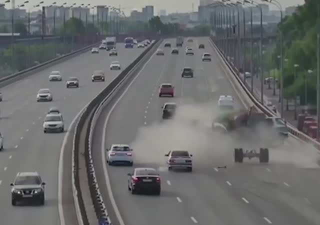 Эпичная авария с двумя грузовиками в Москве