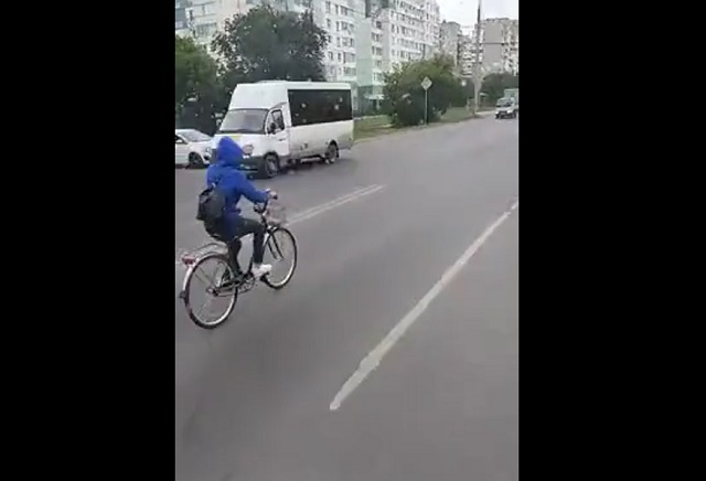 Отчаянная девушка на велосипеде