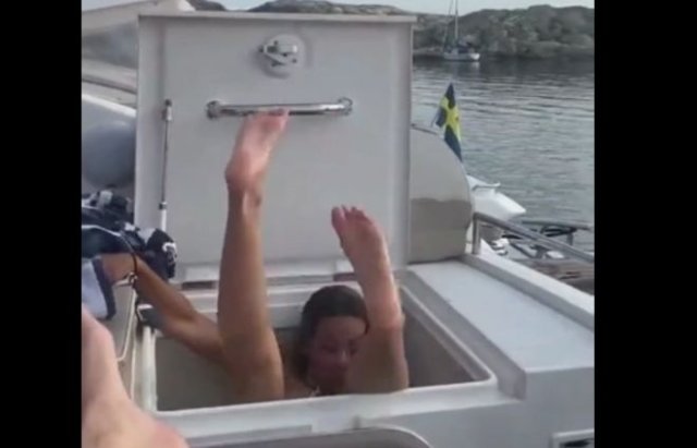 Пятная девушка решила немного посидеть во время отдыха на яхте
