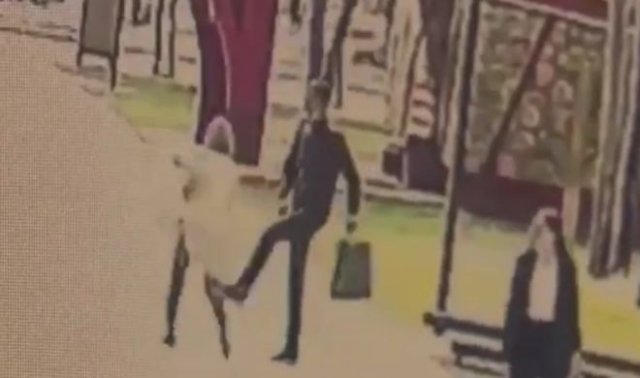 В Нижнекамске неадекватный парень пинал женщин в парке