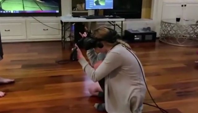 Девушка играет в страшилку в виртуальной реальности