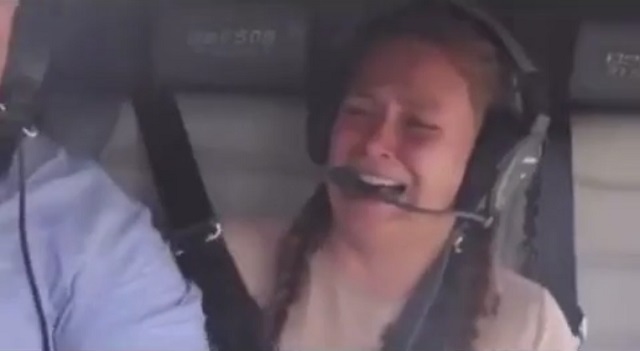 Жесткий розыгрыш девушки во время полета на вертолете