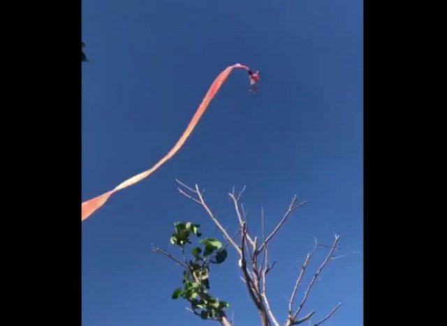 На Тайване во время фестиваля воздушный змей поднял ребенка в воздух