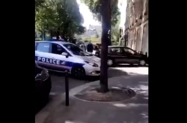 Житель Парижа эффектно остановил уличного грабителя
