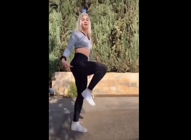 Девушка пытается повторить эффектный танец