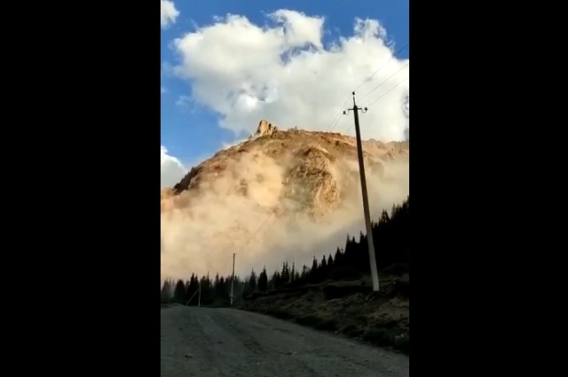 Обрушение части горы в Нарынской области Киргизии
