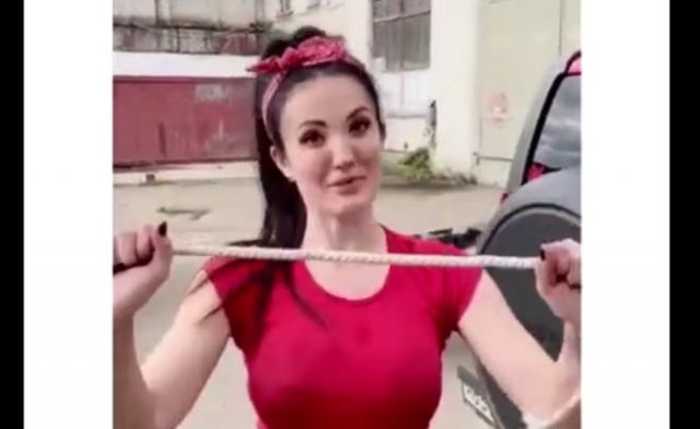 Девушка показывает, как правильно тянуть машину