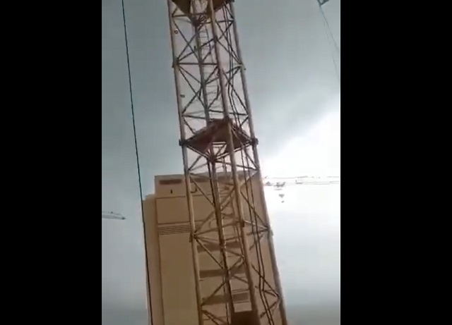 Падение строительных кранов в Тюмени из-за сильного ветра